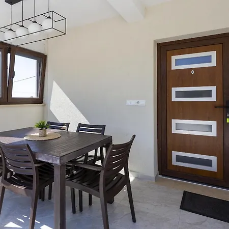 아파트 Dolce With Heated Pool 포레치