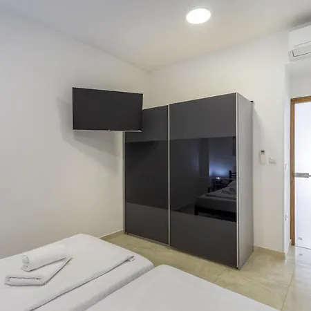 Dolce With Heated Pool Apartman *