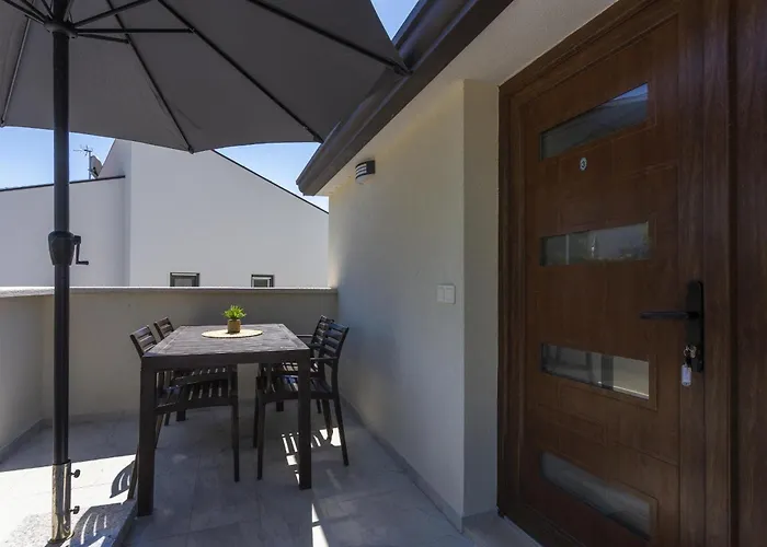 아파트 Dolce With Heated Pool 포레치