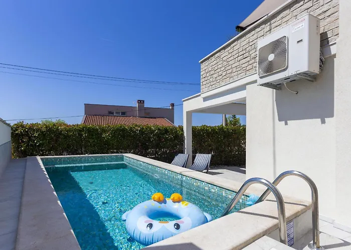 아파트 Dolce With Heated Pool 포레치